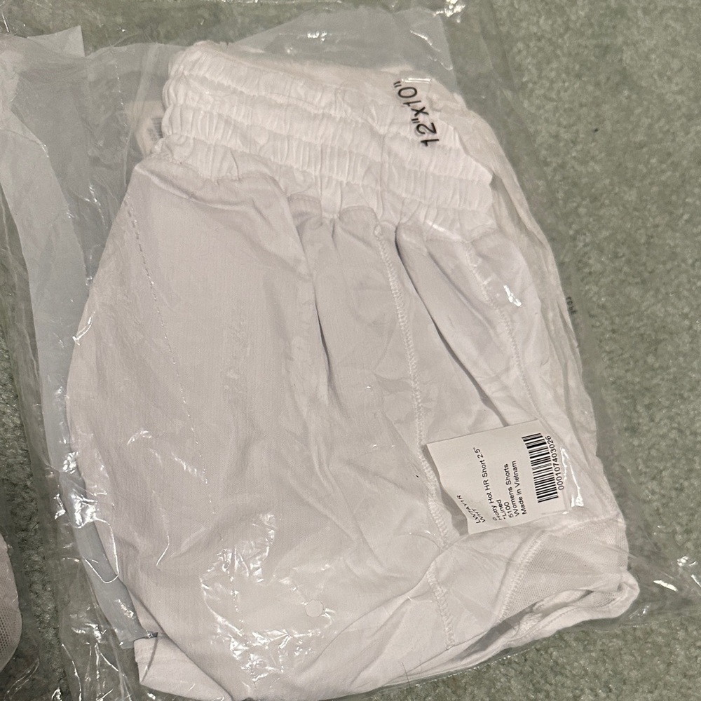 lululemon athletica White Hotty Hot HR Shorts 2.5”